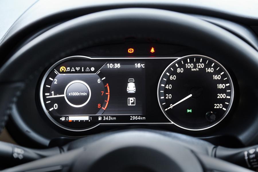 Панель приборов Nissan Kicks SL 2016 года  (LA) (фото 38 из 40)